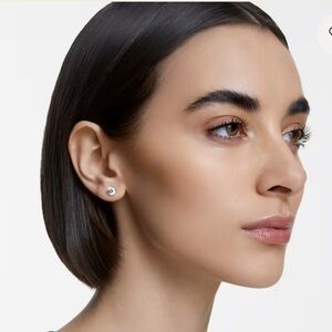 BWNT Swarovski Stud Earrings